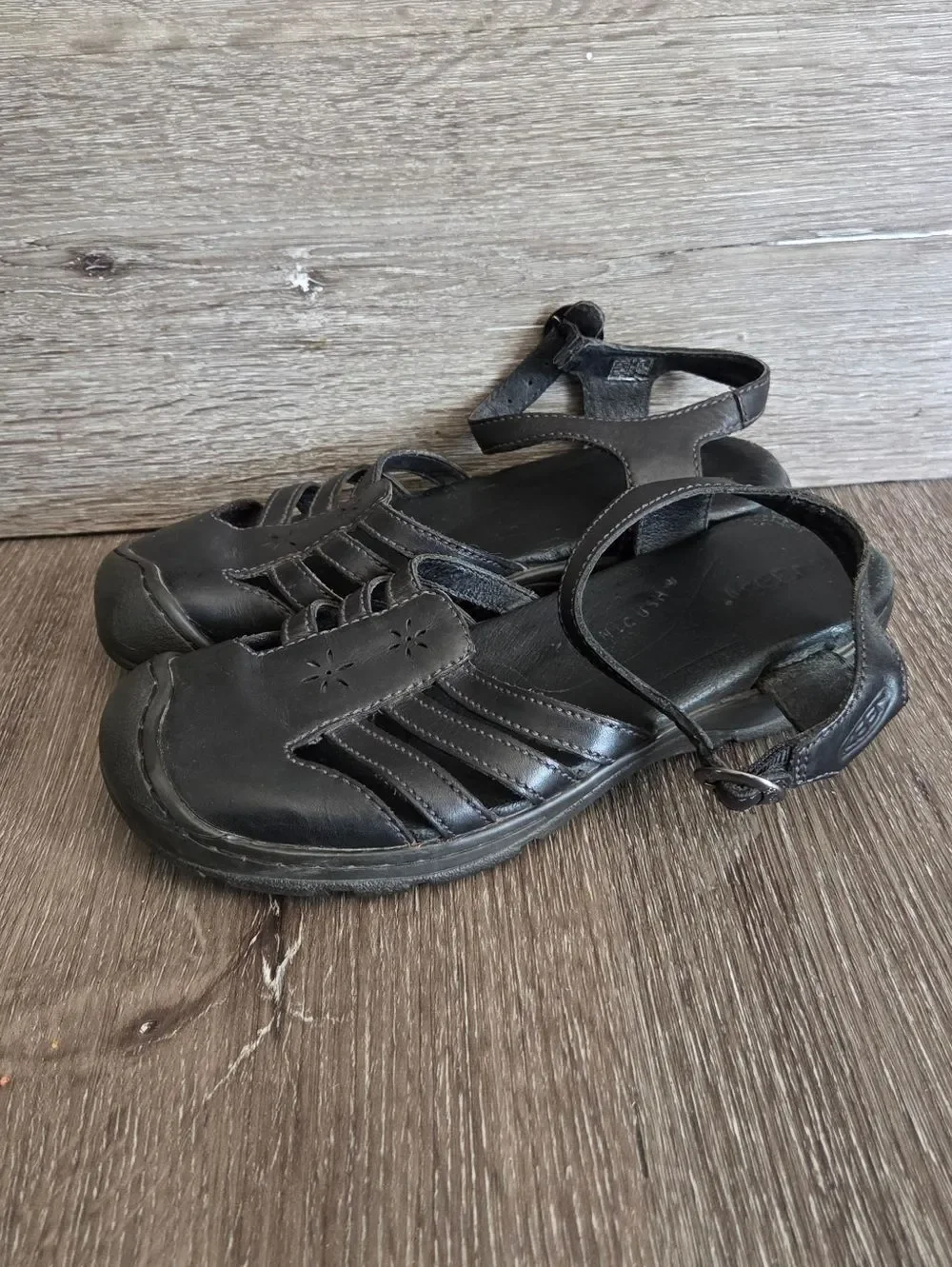 Keen women closed